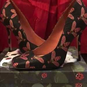 Christian Siriano Black pump with fuchsia Bee